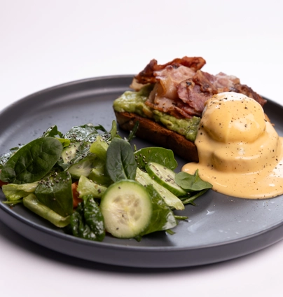 Тост із яйцем бенедикт та беконом від Club FM 