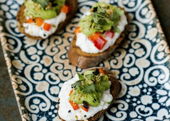 Брускета з страчателою та гуакамоле від Na Nebi 