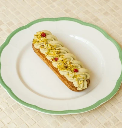 Еклер фісташка малина від DIM Bakery 