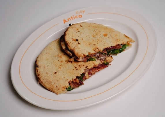 Чіабата з рваною телятиною - ANTICA Eatery 