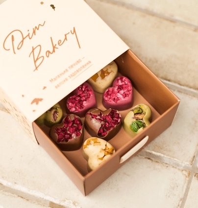 Коробочка цукерок MIХ  8 шт. від DIM Bakery 