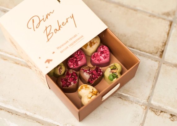 Коробочка цукерок MIХ  8 шт. від DIM Bakery 
