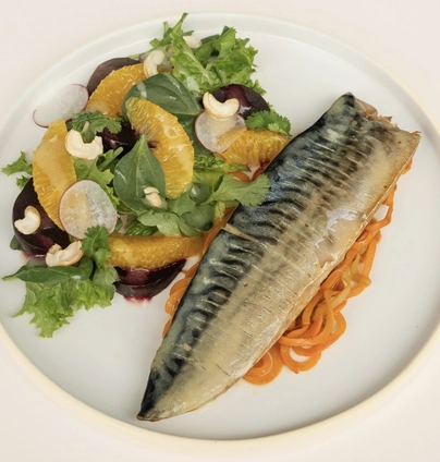 Запечена макрель із овочевими спагетті та цитрусовим салатом від Cafe Mone 