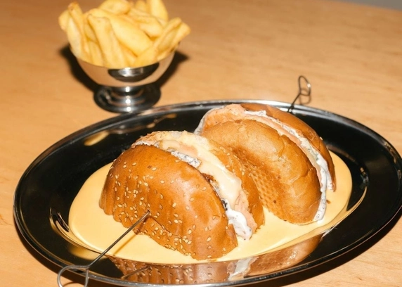 Сирний бургер з куркою від B&B Community 