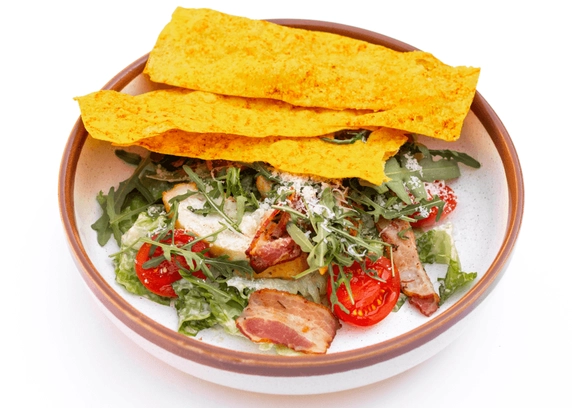 Цезар з пряною куркою та чіпсами начос від Club FM 