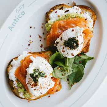 Сніданок з лососем та авокадо