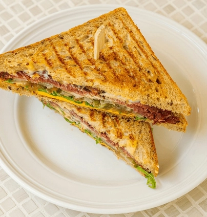 Сандвіч з пастрамі від DIM Bakery 