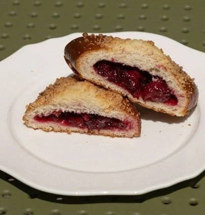 Булочка з вишнею від DIM Bakery 