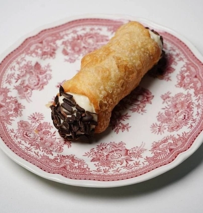 Канолі з персиком від ANTICA Eatery 