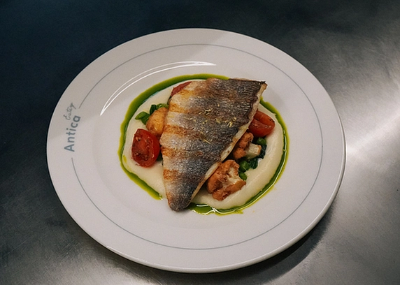 Дорадо на кремі з цвітної капусти від ANTICA Eatery 