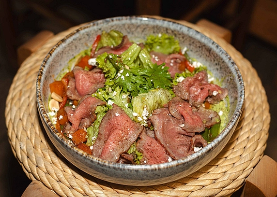 Салат з телятиною та печеним бататом від NoName 