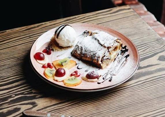 Штрудель з яблуками та морозивом - Файне Місто 