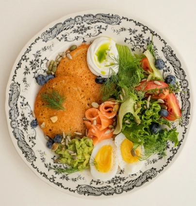 Панкейки з червоної сочевиці з лососем від Cafe Mone 