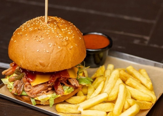 Бургер 'Pulled Pork' з рваною свининою від Файне Місто 