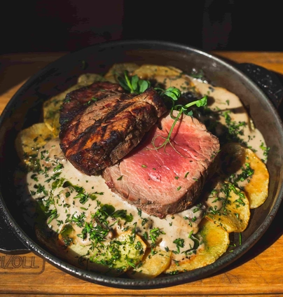 Філе міньйон на картопляному гратені з соусом з білих грибів від Файне Місто 