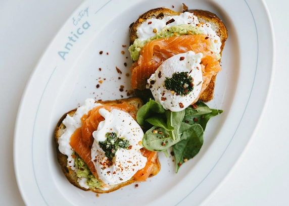 Сніданок з лососем та авокадо від ANTICA Eatery 