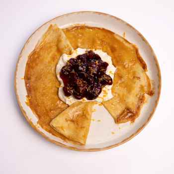 Карамельні млинці з вишнею