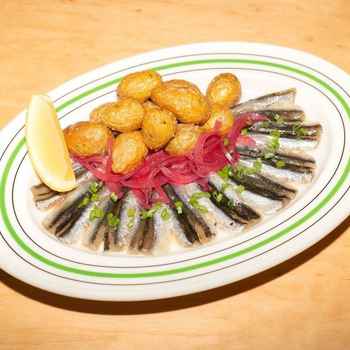 Картопля з чорноморськими анчоусами