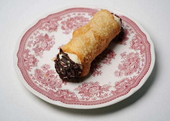 Канолі з персиком від ANTICA Eatery 