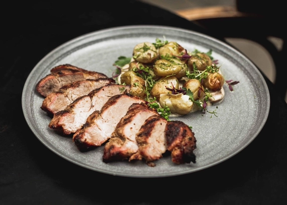 Свинний ошийок з печеною картоплею та соусом з білих грибів - Файне Місто 