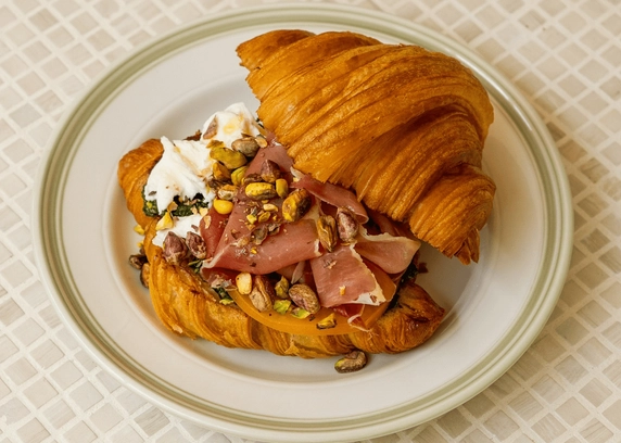 Круасан з прошуто від DIM Bakery 