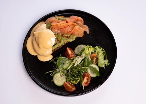Тост із яйцем бенедикт та лососем  від Club FM 