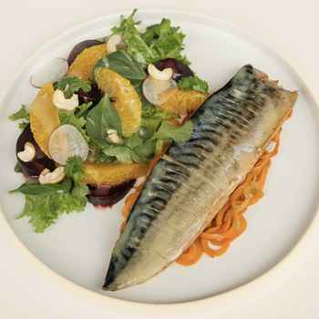 Запечена макрель із овочевими спагетті та цитрусовим салатом