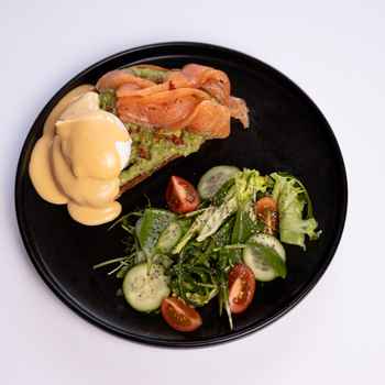 Тост із яйцем бенедикт та лососем 