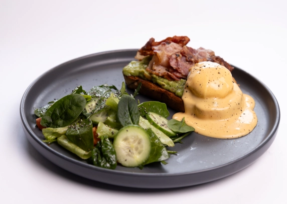 Тост із яйцем бенедикт та беконом від Club FM 