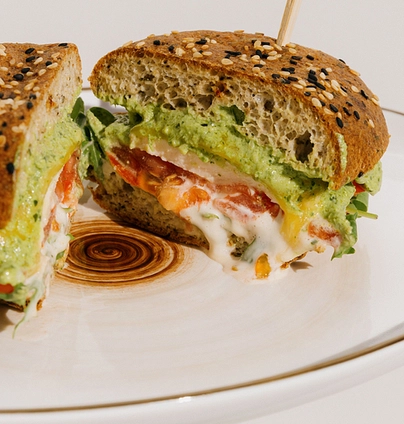 Вівсяна чіабата з м’ясом птиці у песто від Cafe Mone 