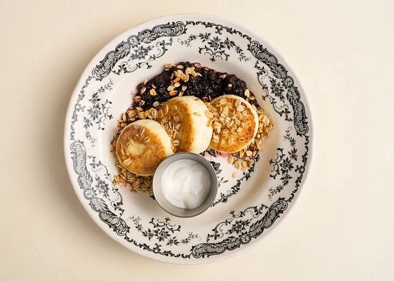 Сирники з чорничним компоте - Cafe Mone 