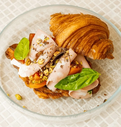 Круасан з мортаделою від DIM Bakery 