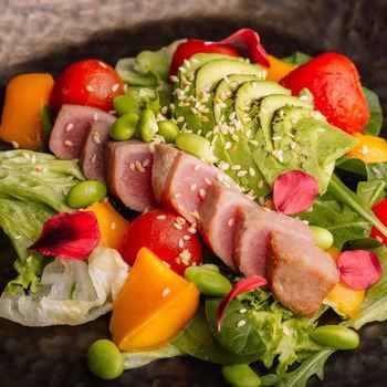 Салат з тунцем татакі