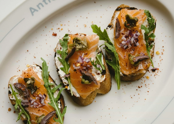 Кростіні з лососем  - ANTICA Eatery 