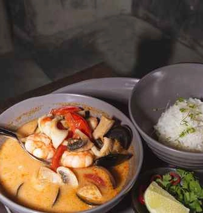 Тайський Том Ям з морепродуктами від Young 