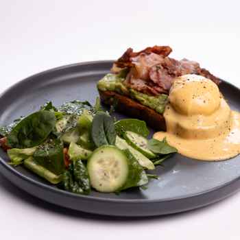 Тост із яйцем бенедикт та беконом