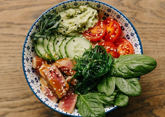 Боул з тунцем, гуакамоле, чука від Пасаж Адлєра 