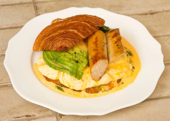 Круасан з сосискою від DIM Bakery 