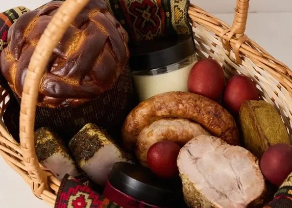 Кошик із традиційною паскою  - DIM Bakery 