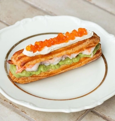 Еклер з креветкою та ікрою від DIM Bakery 