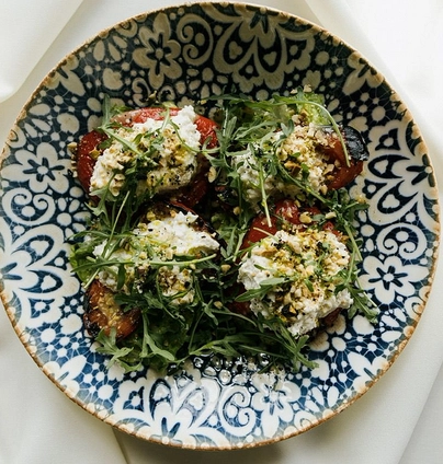 Бенкет Салат з печеними перцями та страчателлою від Na Nebi 