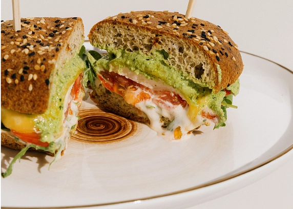 Вівсяна чіабата з м’ясом птиці у песто від Cafe Mone 