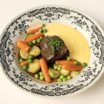 Томлена телятина з картопляним пюре та овочами
