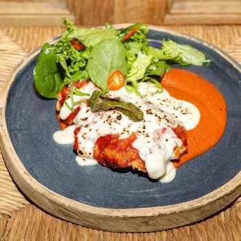 Куряче стегно на томатному бешамелі