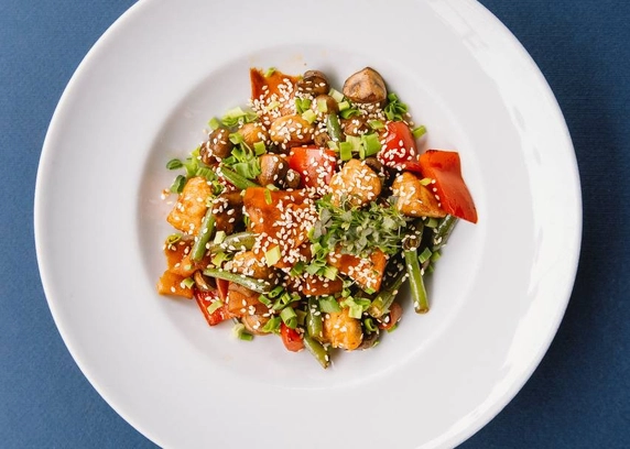 Теплий салат в тайському стилі з ніжною куркою від Club FM 