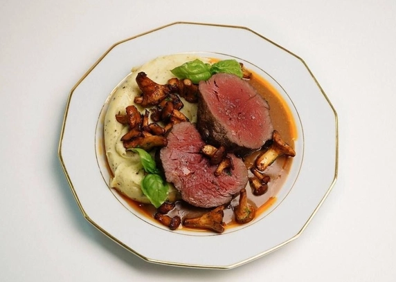 Яловичі медальйони з лисичками - ANTICA Eatery 