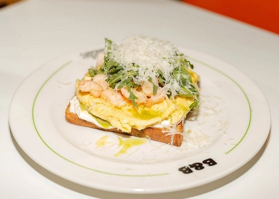 Скрембл тост від B&B Community 