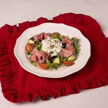 Салат з ростбіфом та трюфельною страчателлою