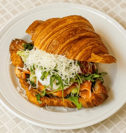 Круасан з лососем та гуакамоле від DIM Bakery 