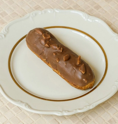 Еклер снікерс від DIM Bakery 